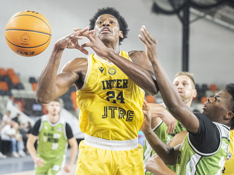 Na snímke vľavo Thomas Bryant (Inter) a vpravo Bryce Osikhena Okpoh (Slávia)