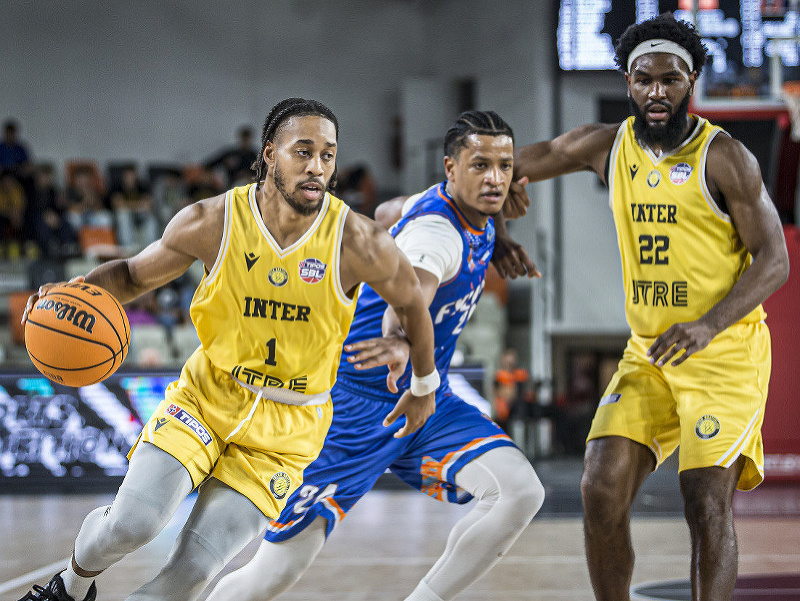 Americký basketbalista Isaiah De Vonte Cousins v drese Interu Bratislava