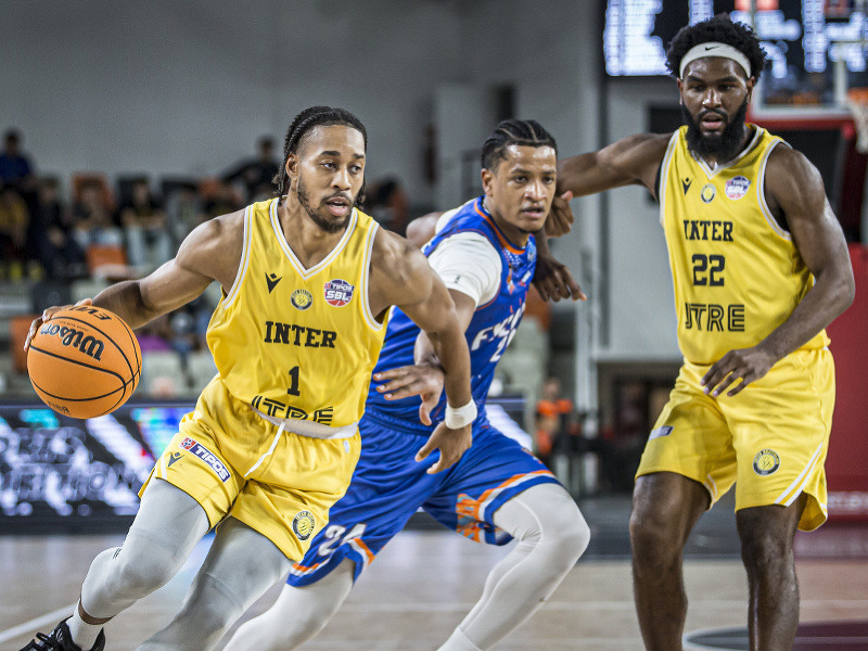 Americký basketbalista Isaiah De Vonte Cousins v drese Interu Bratislava