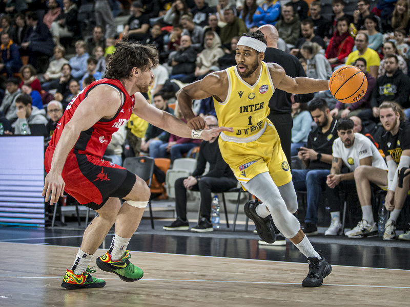 Americký basketbalista Isaiah De Vonte Cousins v drese Interu Bratislava