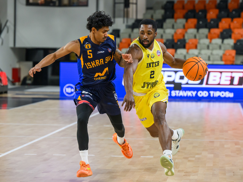 Na snímke zľava Jalen Ishua Benjamin (Iskra) a Dontay Latrai Caruthers (Inter)