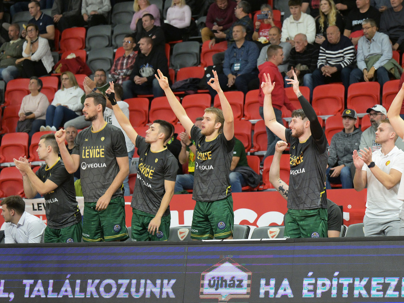 Na snímke hráči Levíc povzbudzujú zo striedačky