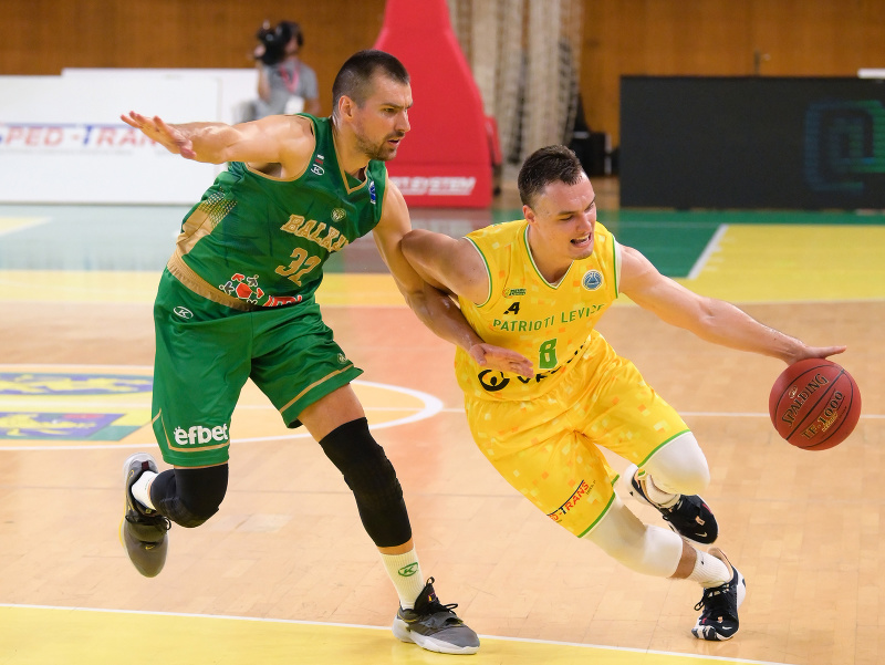 Na snímke zľava Hristo Zahariev (Balkan) a Eduard Kotásek (Levice) v zápase D-skupiny Európskeho pohára FIBA v basketbale mužov medzi BK Patrioti Levice - BC Balkan 