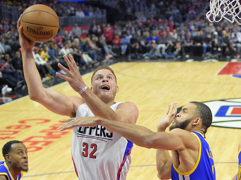 Blake Griffin sa prediera cez JaVala McGeeho k strele