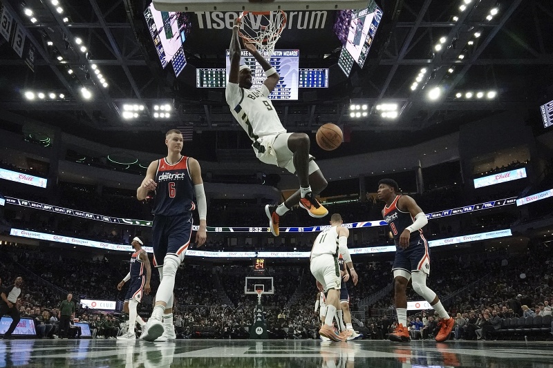 Bobby Portis z Milwaukee Bucks smečuje na kôš