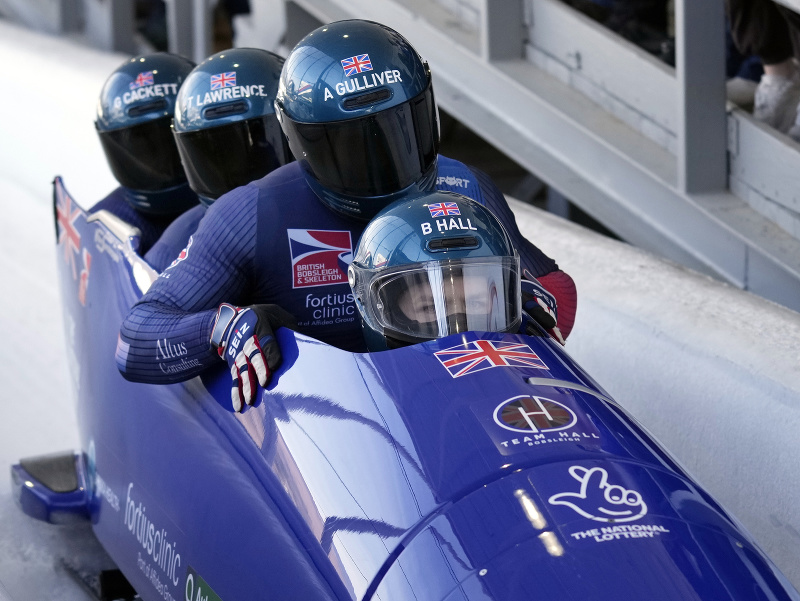 Britský štvorbob v zložení Brad Hall, Arran Gulliver, Taylor Lawrence a Greg Cackett prichádza do cieľa počas majstrovstiev sveta v americkom meste Lake Placid