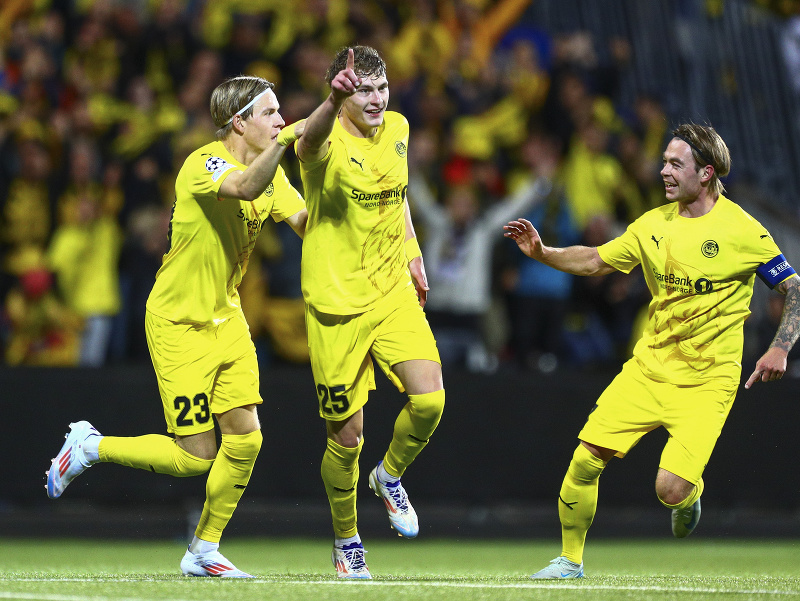 Isak Määttä (v strede) z nórskeho Bodø/Glimt oslavuje gól so spoluhráčmi