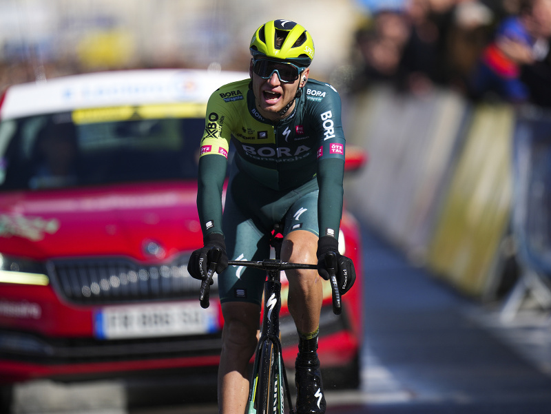 Ruský cyklista Alexander Vlasov s drese Bora-Hansgrohe