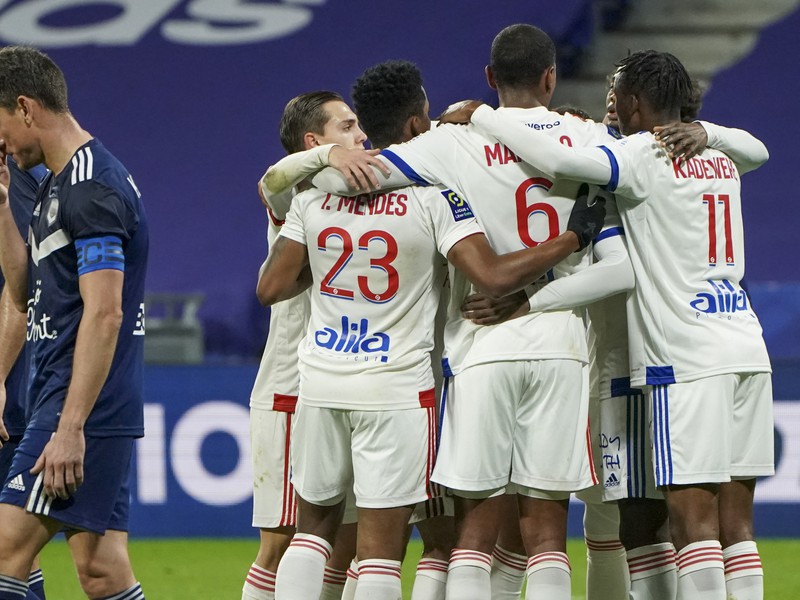 Futbalisti Lyonu oslavujú gól