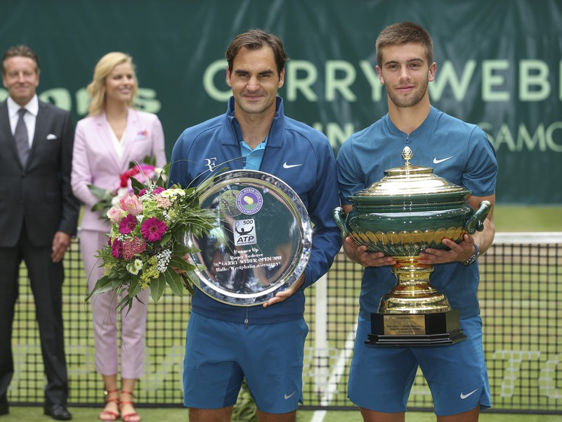 Na snímke chorvátsky tenista Borna Čorič a Roger Federer