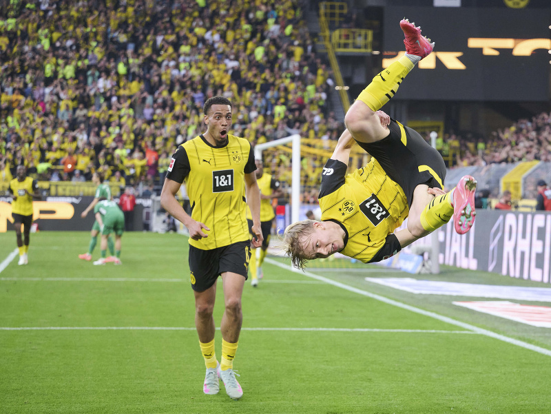 Hráč Borussie Dortmund Daniel Svensson sa raduje z gólu