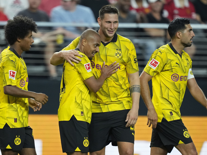 Futbalisti Dortmundu oslavujú gól Donyella Malena