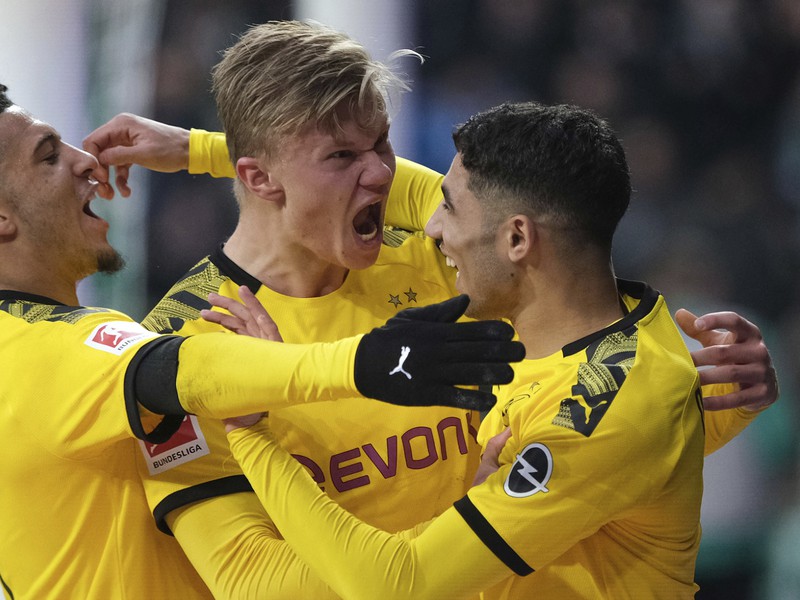 Futbalista Erling Haaland (uprostred)