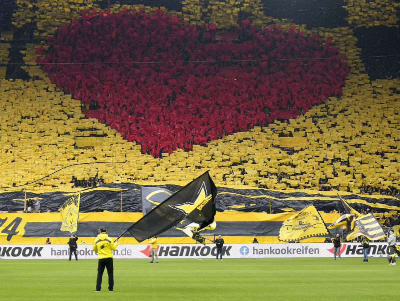 Fanúšikovia povzbudzujú pred zápasom 27. kola nemeckej Bundesligy Borussia Dortmund - 1. FC Union Berlín