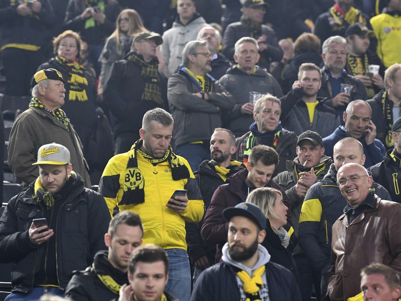 Fanúšikovia Borussie Dortmund na tribúne na štadióne Signal Iduna Park v Dortmunde