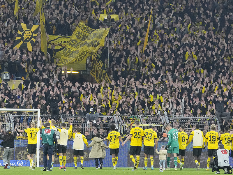 Futbalisti Borussie Dortmund s fanúšikmi