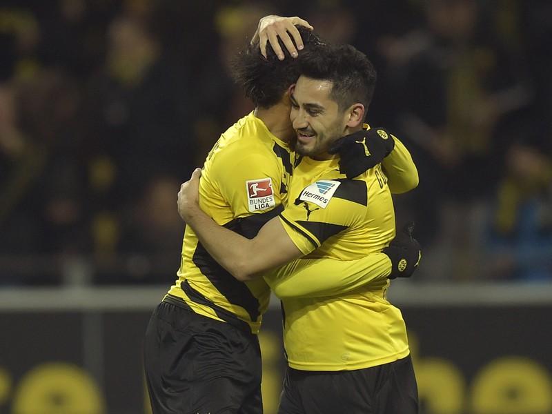 Ilkay Gündogan a Pierre-Emerick Aubameyang oslavujú víťazný gól Borussie Dortmund