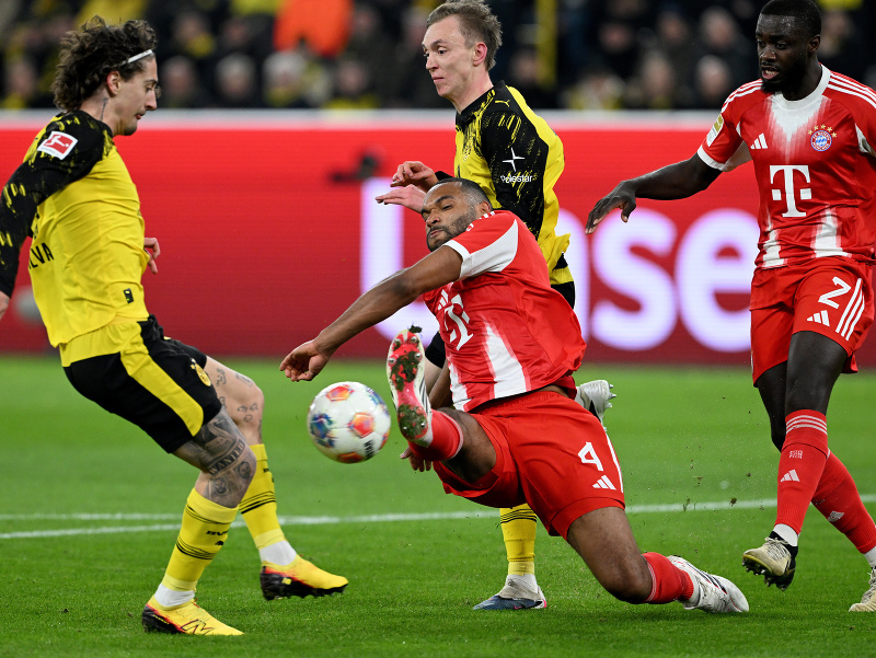 Fábio Silva a Jonathan Tah v súboji