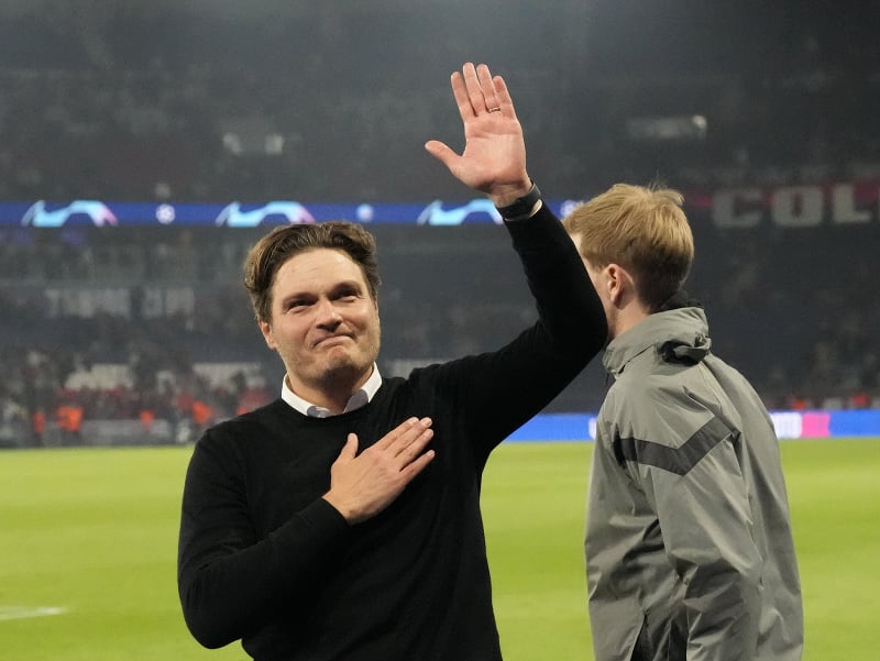 Edin Terzič oslavuje s fanúšikmi postup Dortmundu do finále Ligy majstrov