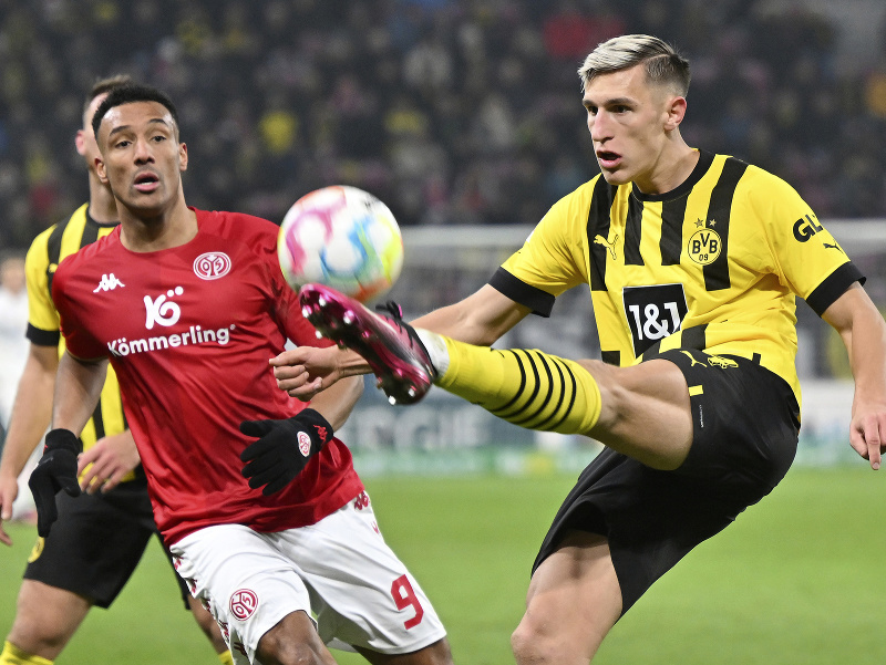 Karim Onisiwo a Nico Schlotterbeck v súboji 