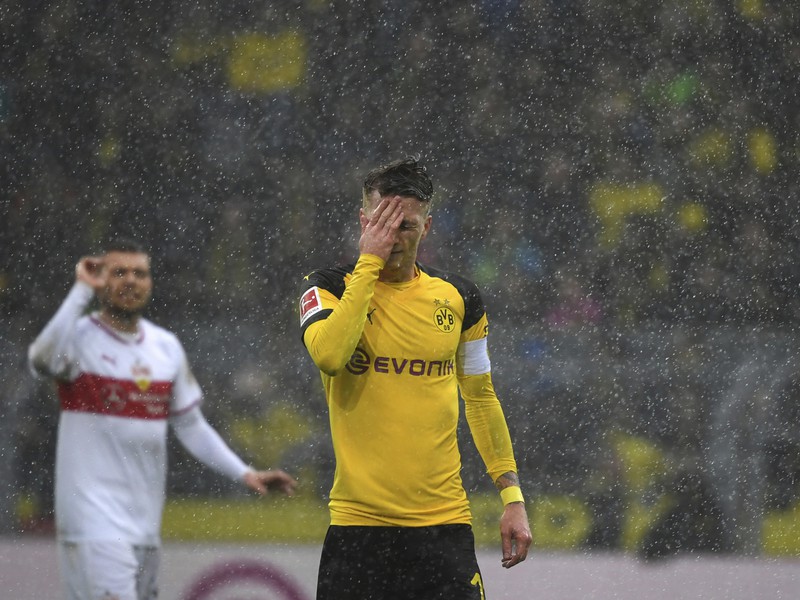 Futbalista Dortmundu Marco Reus reaguje v zápase 25. kola nemeckej Bundesligy Borussia Dortmund - VfB Stuttgart