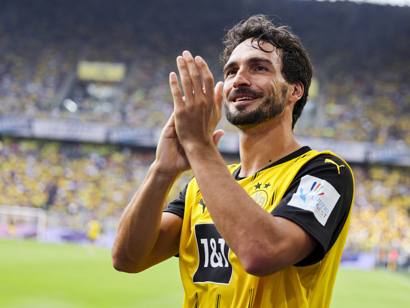 Bývalý futbalista Borussie Dortmund Mats Hummels ďakuje fanúšikom