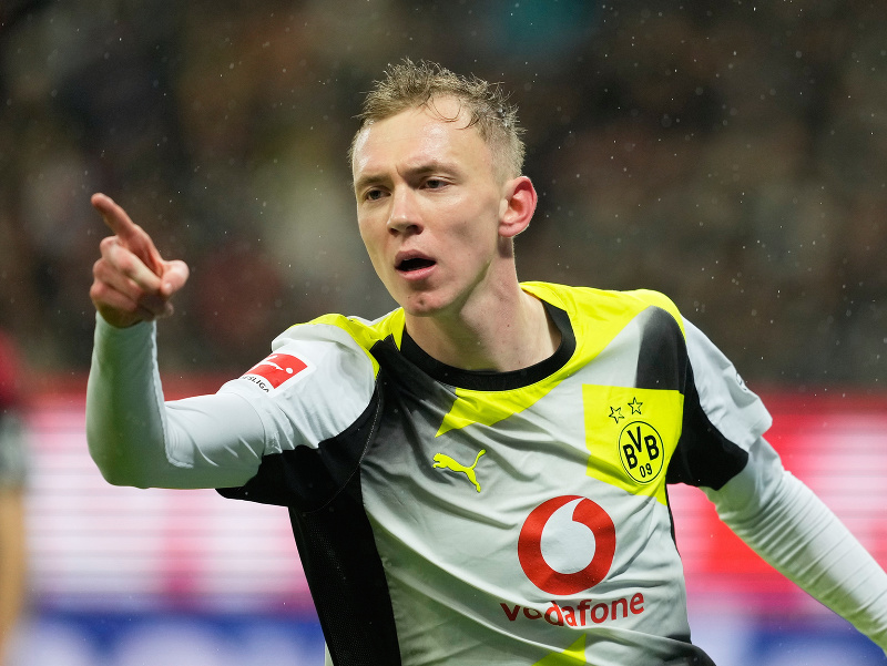 Hráč Dortmundu Maximilian Beier oslavuje po tom, ako strelil úvodný gól 