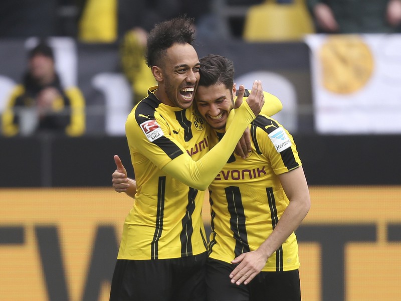 Pierre-Emerick Aubameyang a Nuri Sahin oslavuje gól 