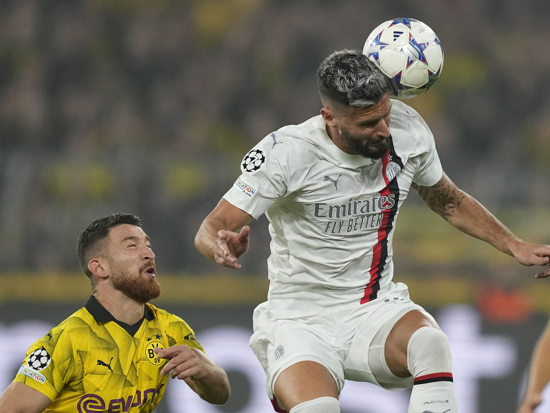 Futbalista Olivier Giroud (vpravo) z AC Milána a Salih Özcan z Borussie Dortmund počas zápasu 2. kola F-skupiny Ligy majstrov Borussia Dortmund - AC Miláno 