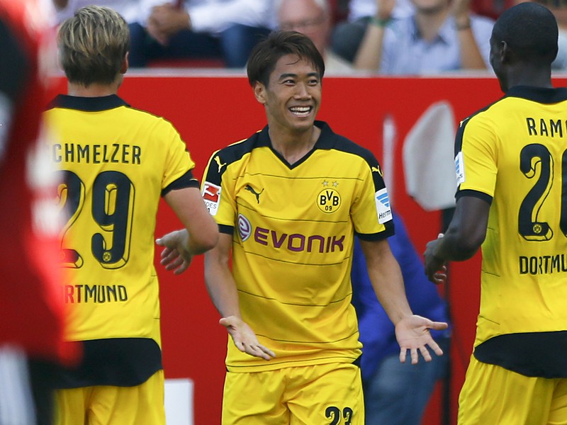 Kagawa (v strede) so spoluhráćmi oslavuje gól Dortmundu