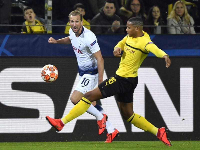 Hráč Tottenhamu Harry Kane (vľavo) v súboji s Manuelom Akanjim z Dortmundu