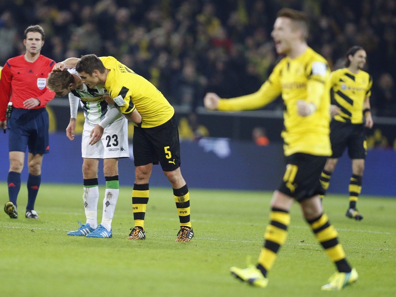 Sebastian Kehl povzbudzuje Christopha Kramera po jeho nešťastnom góle do vlastnej siete
