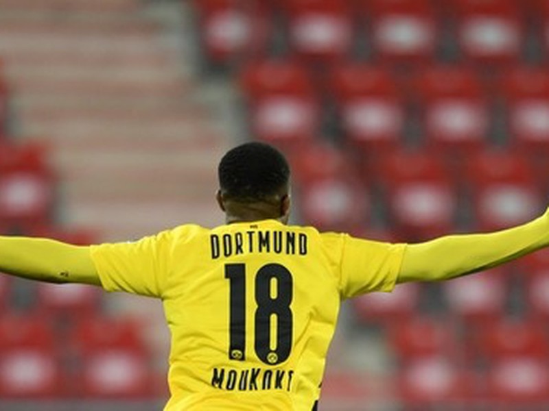 Moukoko sa stal najmladším strelcom v histórii nemeckej Bundesligy