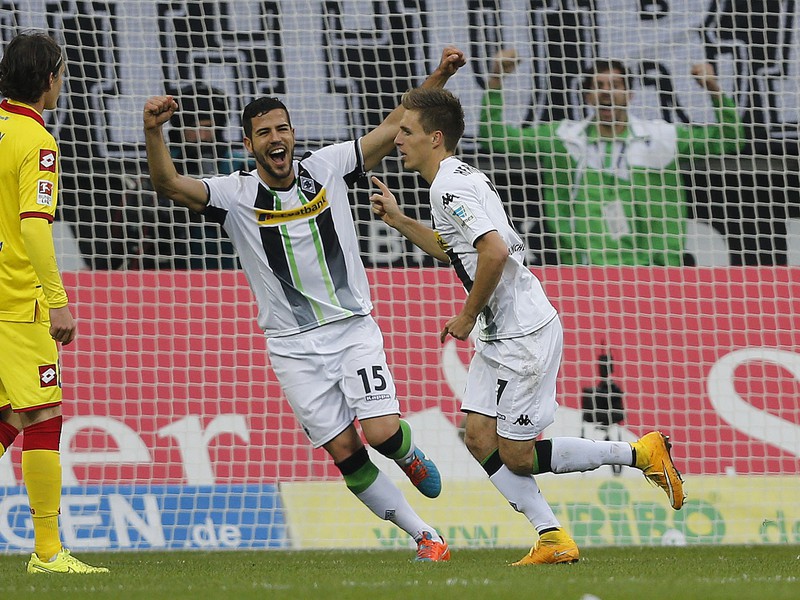 Alvaro Dominguez a Patrick Herrmann oslavujú gól Mönchengladbachu