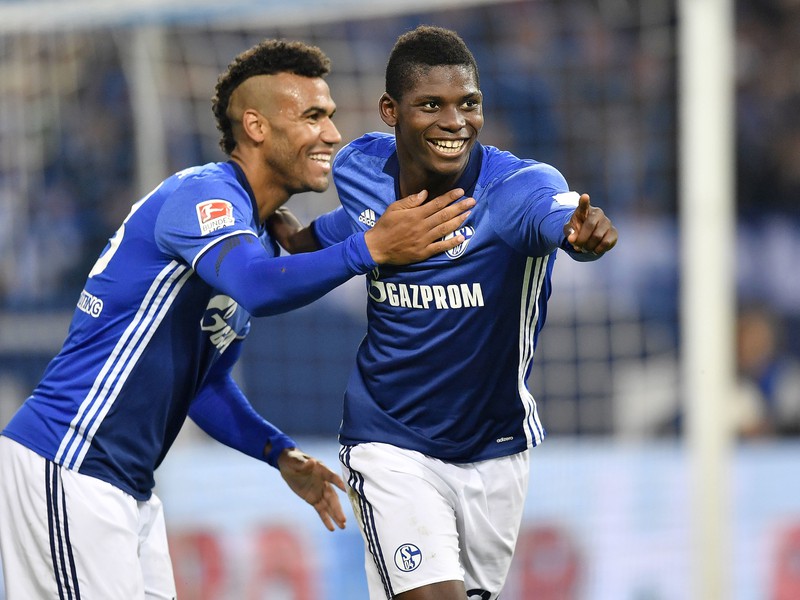 Breel Embolo a Eric Maxim Choupo-Moting oslavujú gól Schalke