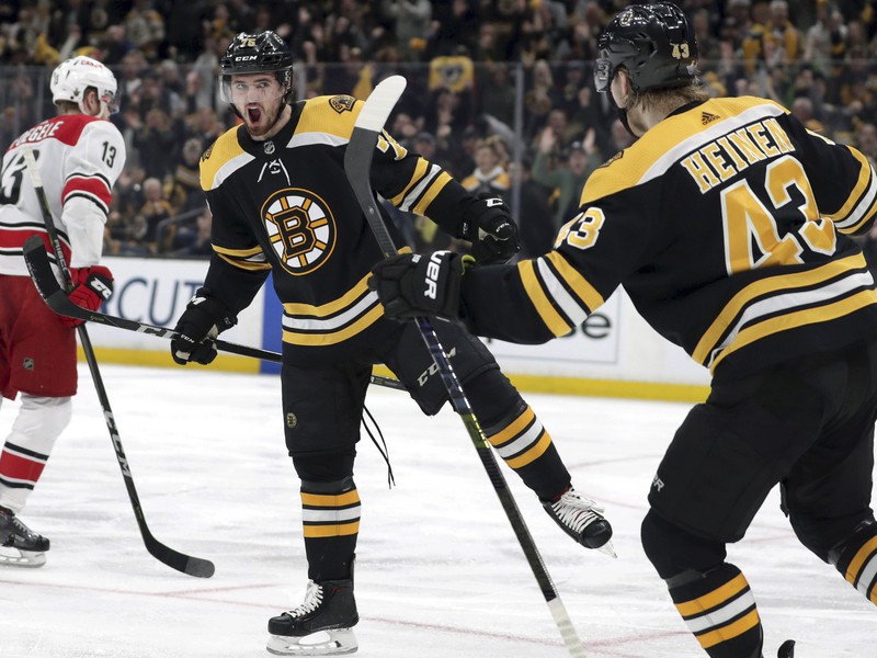 Hráči Bostonu oslavujú gól