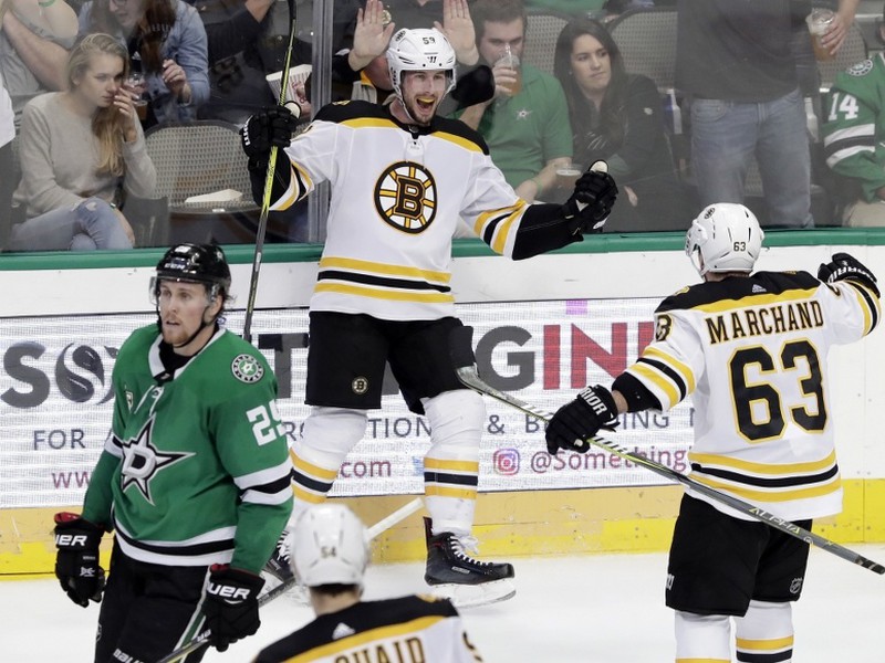 Hráči Bostonu oslavujú gól