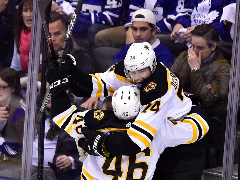 Jake DeBrusk v náručí Davida Krejčího