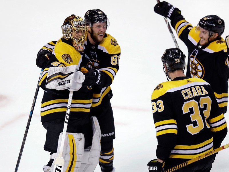 Tuukka Rask, David Pastrňák, Zdeno Chára a Matt Grzelcyk sa tešia z víťazstva nad Torontom.