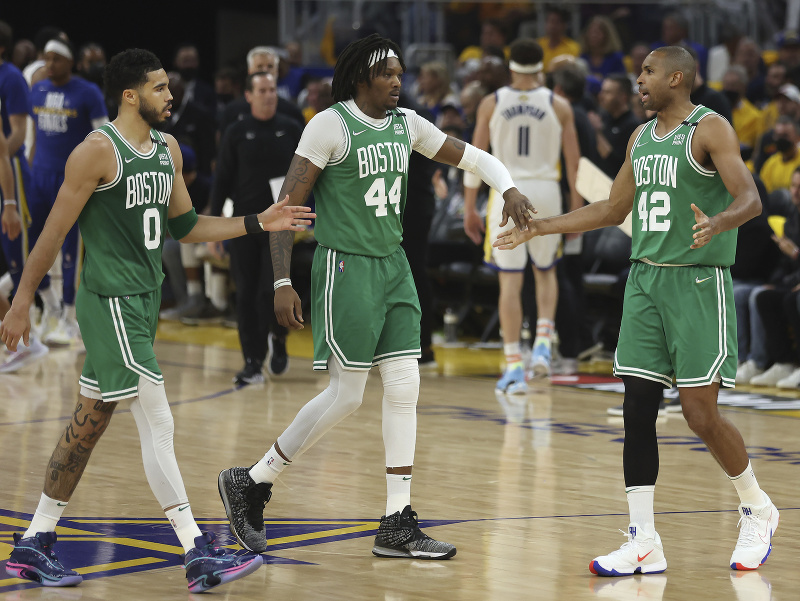Hráči Celtics sa radujú z triumfu