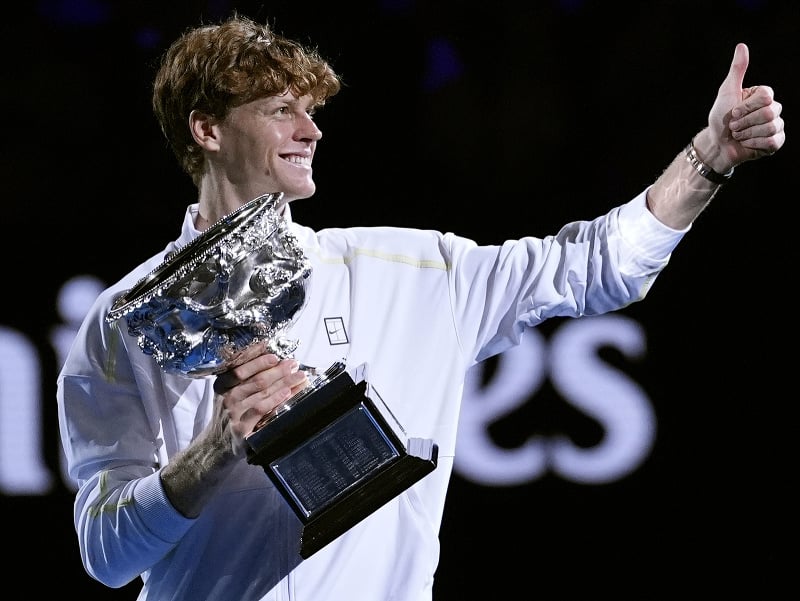 Taliansky tenista Jannik Sinner s trofejou pre víťaza Australian Open