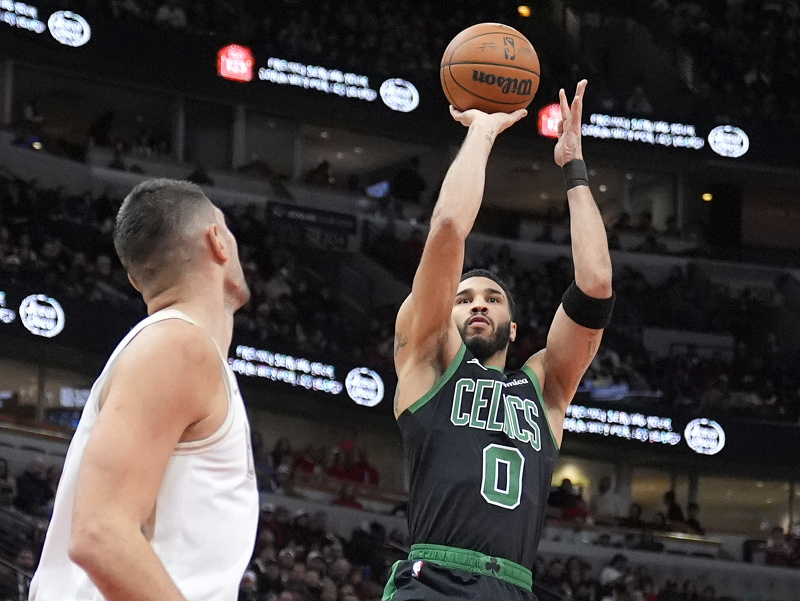 Jayson Tatum strieľa na kôš