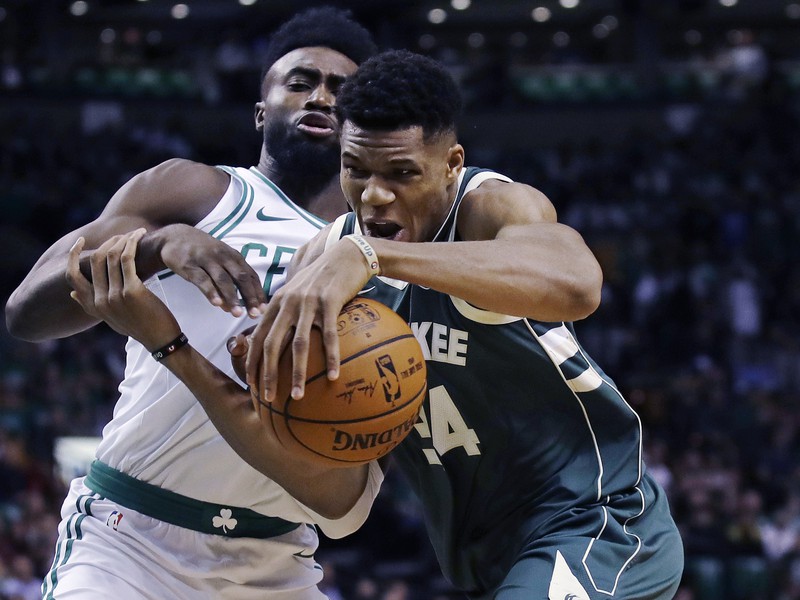 Jaylen Brown a Giannis Antetokounmpo v súboji
