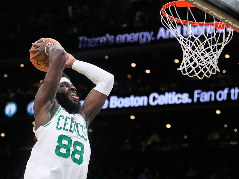 Hráč Bostonu Celtics Neemias Queta (88) smečuje na kôš 
