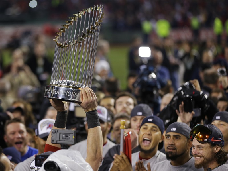 Bejzbalisti Bostonu Red Sox sa tešia s trofejou