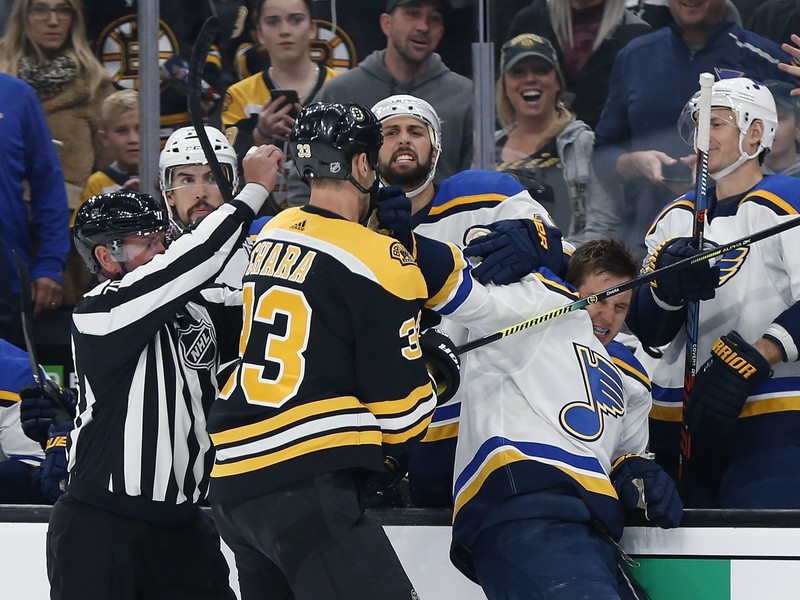 Zdeno Chára z Bostonu a Brayden Schenn zo St. Louis Blues