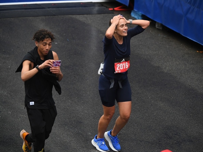 Mónica Puigová v cieli bostonského maratónu