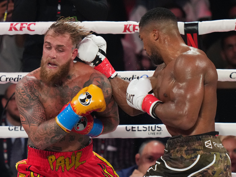 Anthony Joshua (vpravo) potvrdil rolu favorita a Jake Paul utrpel prehru