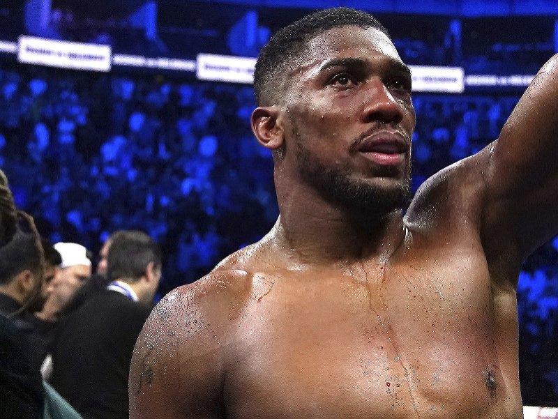 Britský boxer Anthony Joshua zdolal knokautom v 7. kole Fína Roberta Heleniusa