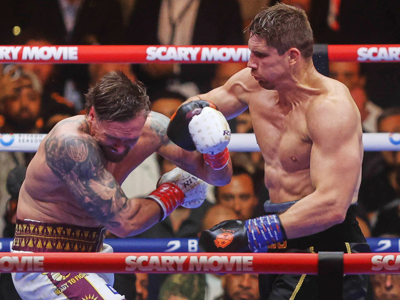 Oleksandr Usyk a Ric Verhoeven počas boxerského súboja